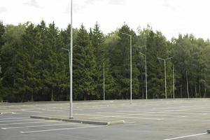 estacionamento vazio no verão. estacionamento no parque. lugar de estacionamento. foto