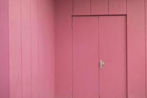 interior rosa. porta para o corredor. paredes pintadas. foto