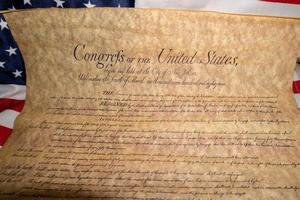 declaração de direitos dos estados unidos documento vintage no fundo da bandeira dos eua foto