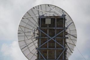 transmitindo grande antena no céu azul foto