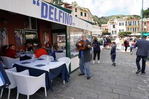 portofino, itália - 19 de setembro de 2017 - vip e turista na vila pitoresca foto