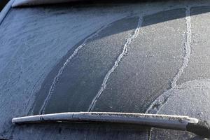 detalhe de vidro de janela de carro congelado foto