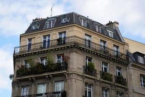 chaminé de telhados de paris e vista da cidade do edifício foto