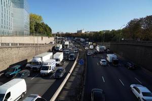 paris, frança - 5 de outubro de 2018 - tráfego congestionado da rua de paris foto