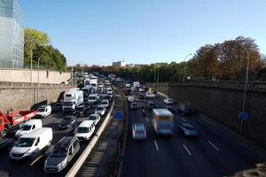 paris, frança - 5 de outubro de 2018 - tráfego congestionado da rua de paris foto