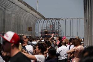 nova york, eua - 25 de maio de 2018 - edifício do estado do império lotado de turistas foto