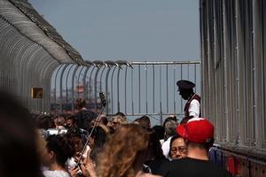 nova york, eua - 25 de maio de 2018 - edifício do estado do império lotado de turistas foto