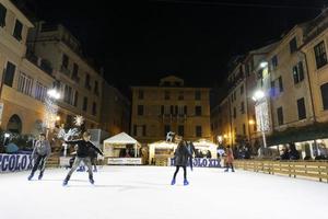 chiavari, itália - 23 de dezembro de 2018 - a patinação no gelo histórica da cidade medieval está aberta foto
