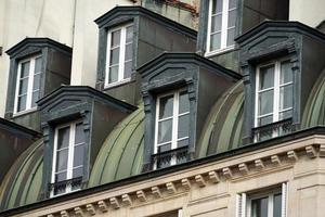 chaminé de telhados de paris e vista da cidade do edifício foto