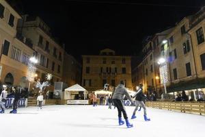 chiavari, itália - 23 de dezembro de 2018 - a patinação no gelo histórica da cidade medieval está aberta foto