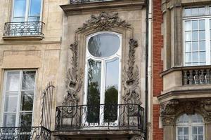 chaminé de telhados de paris e vista da cidade do edifício foto