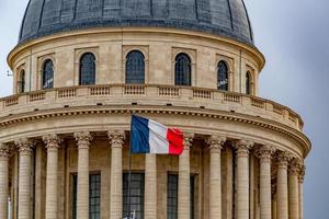 capitólio do panteão de paris com detalhe da bandeira francesa foto