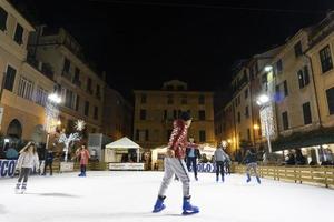 chiavari, itália - 23 de dezembro de 2018 - a patinação no gelo histórica da cidade medieval está aberta foto