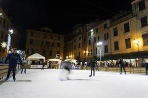 chiavari, itália - 23 de dezembro de 2018 - a patinação no gelo histórica da cidade medieval está aberta foto