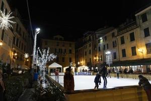 chiavari, itália - 23 de dezembro de 2018 - a patinação no gelo histórica da cidade medieval está aberta foto