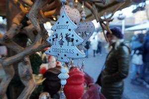 trento, itália - 9 de dezembro de 2017 - pessoas no tradicional mercado de natal foto