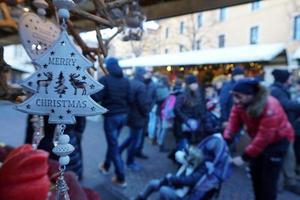 trento, itália - 9 de dezembro de 2017 - pessoas no tradicional mercado de natal foto