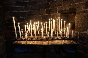 velas votivas da igreja chamas brancas foto