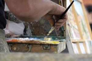 paleta de pintor de artista enquanto pintava em praga foto