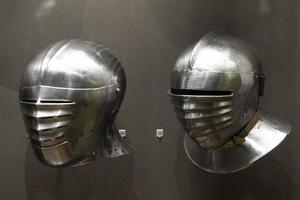 detalhe de capacete de ferro de armadura medieval foto