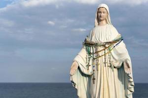 avola estátua da santa virgem maria à beira-mar sicília foto