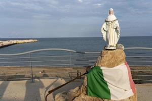 avola estátua da santa virgem maria à beira-mar sicília foto