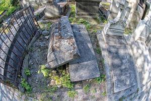 Paris, França - 2 de maio de 2016 sepulturas antigas no cemitério pere-lachaise foto