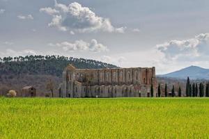 igreja de san galgano sem teto na toscana foto