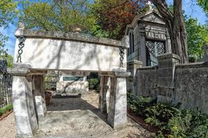 paris, frança - 2 de maio de 2016 túmulo de molière no cemitério de pere-lachaise fundador da homeopatia foto