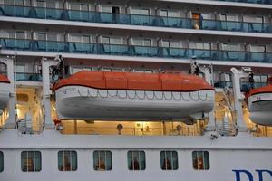 genoa, itália - 27 de julho de 2017 - navio de cruzeiro msc meraviglia navegando do porto foto