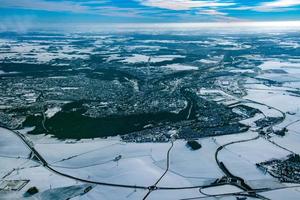 vista aérea da região de paris do rio sena no inverno gelo frio e neve foto