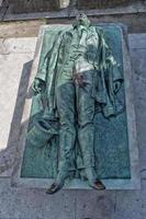 paris, frança - 2 de maio de 2016, victor noir tomb, em paris, no histórico cemitério pere lachaise. foto