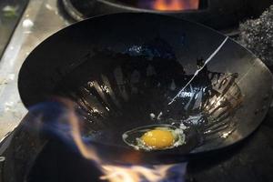 cozinhar espaguete de arroz wok foto