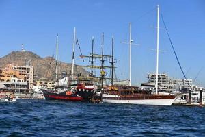 cabo san lucas, méxico - 25 de janeiro de 2018 - navio de cruzeiro perto da costa foto