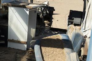 velho carro abandonado no ferro-velho em baja california sur mexico foto