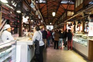 madrid, espanha - 1 de abril de 2019 - o mercado de san miguel foto