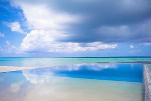 nuvens sobre uma praia tropical foto
