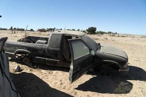 velho carro abandonado no ferro-velho em baja california sur mexico foto