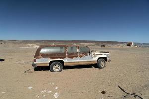 velho carro abandonado no ferro-velho em baja california sur mexico foto