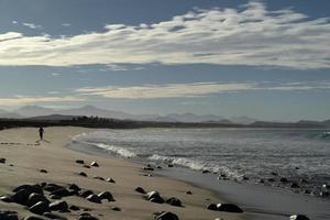 mulher correndo na praia de todos santos baja california foto