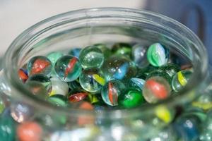 muitas pequenas bolas de vidro em um vaso foto