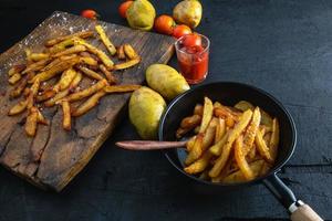 cozinhar batatas fritas foto