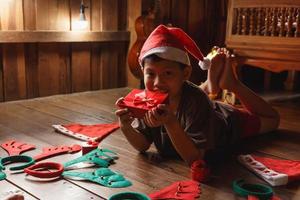 menino com caixa de presente no dia de natal foto