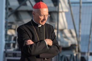 genova, itália - 26 de maio de 2017 - cardeal angelo bagnasco participando da preparação para a missa do papa francis em kennedy place foto