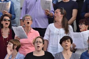 gênova, itália - 26 de maio de 2017 - preparação do coro para a missa do papa francis em kennedy place foto