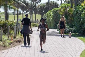 miami, eua - 2 de fevereiro de 2017 - pessoas relaxando em miami beach promenade beira-mar foto