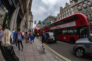 londres, inglaterra - 16 de julho de 2017 - turistas e moradores em piccadilly circus tráfego congestionado da cidade foto