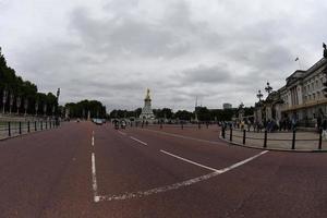 Londres, Inglaterra - 15 de julho de 2017 - turista tirando fotos no Palácio de Buckingham