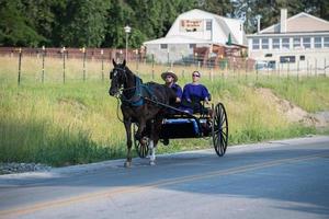 lancaster, eua - 25 de junho de 2016 - pessoas amish na pensilvânia foto