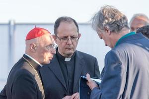 genova, itália - 26 de maio de 2017 - cardeal angelo bagnasco participando da preparação para a missa do papa francis em kennedy place foto